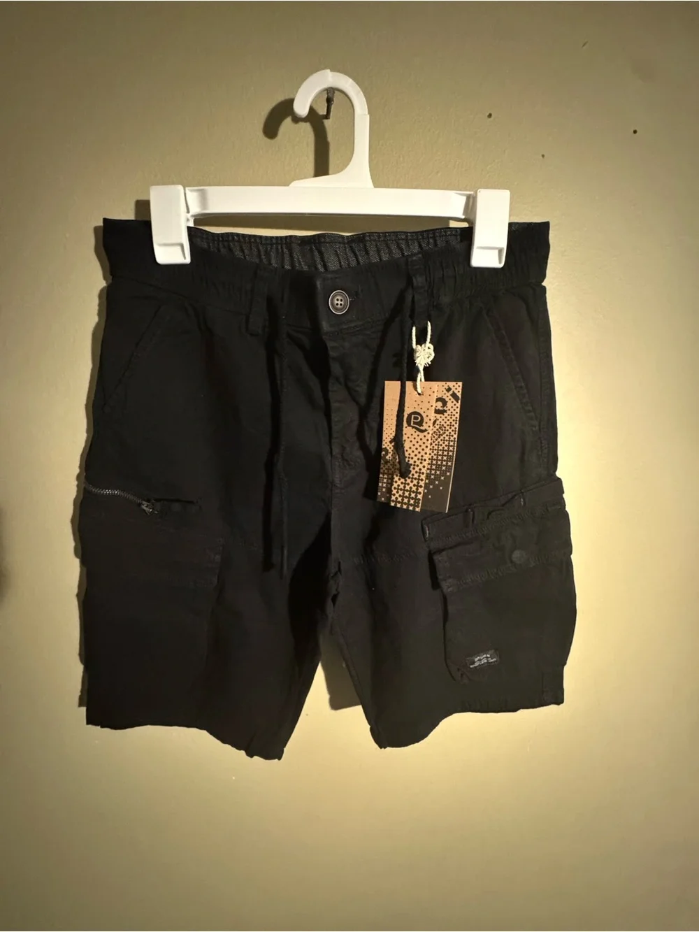 ZMYU-MEN Black Cargo Shorts with multiple pockets, Men’s Size 32. New with tags.